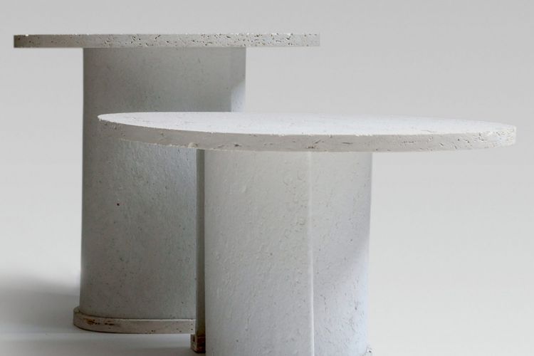 Meja Chaud dari bahan kertas daur ulang dan batu