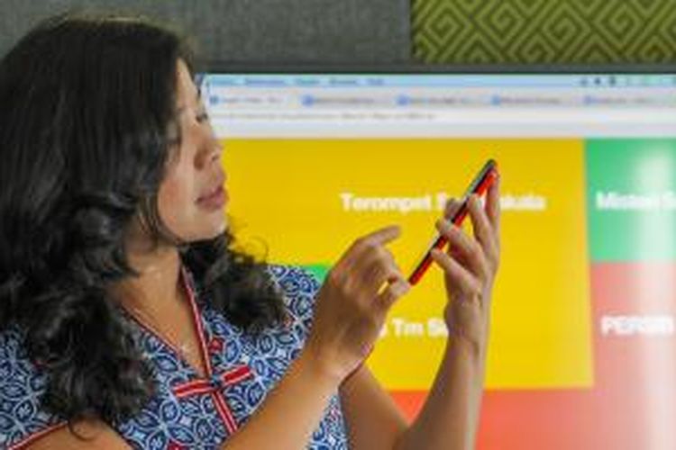 Consumer Marketing Manager Indonesia, Sandy Tantra sedang mendemonstrasikan kemampuan Google App dalam acara di kantor Google Indonesia, Kamis (28/5/2015)