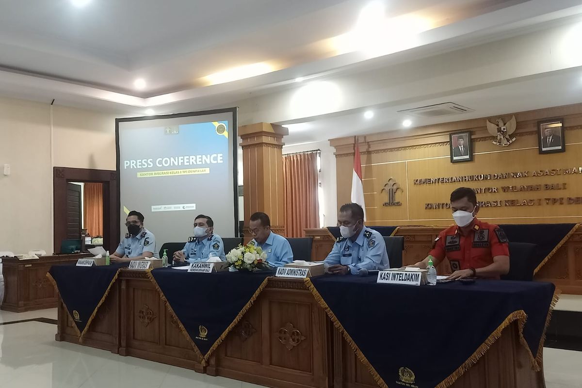Kakanwil Kemenkumham Bali Jamaruli Manihuruk bersama jajaran pejabat saat mengelar konferensi pers di kantor Imigrasi Kelas I TPI Denpasar pada Senin (25/4/2022). KOMPAS.com/Yohanes Valdi Seriang Ginta