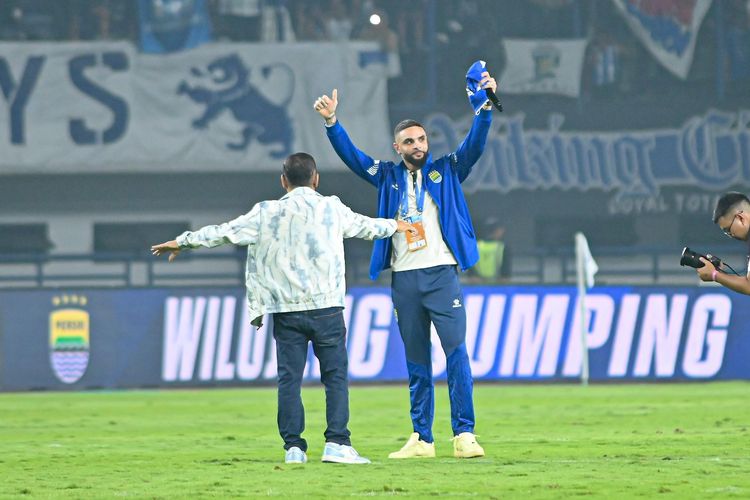 Momen perkenalan Layvin Kurzawa menjadi resmi pemain Persib Bandung di hadapan ribuan Bobotoh di Stadion Gelora Bandung Lautan Api (GBLA), Minggu (25/1/2026). 