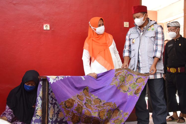 Wagub Jabar Uu Ruzhanul Ulum saat mengunjungi Panti Asuhan Rehabilitasi Disabilitas di Kota Cimahi, Kamis (15/7/2021).
