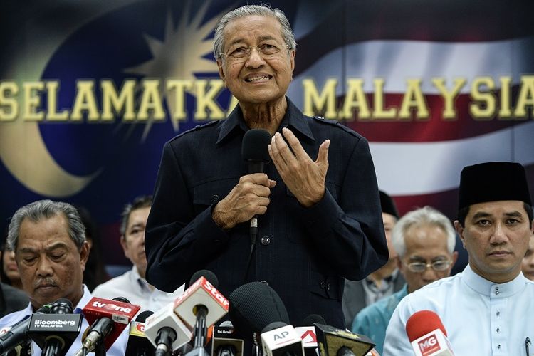 Dalam foto yang diambil pada 4 Maret 2016 ini memperlihatkan mantan PM Malaysia Mahathir Mohamad berbicara dalam jumpa pers bersama anggota kelompok oposisi di Kuala Lumpur.