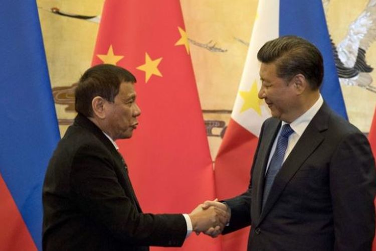 Presiden Filipina Rodrigo Duterte bersalaman dengan Presiden China Xi Jinping di Beijing, Kamis (20/10/2016). Duterte tengah melakukan kunjungan empat hari di China.