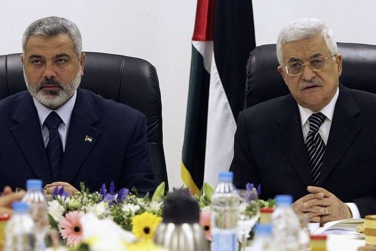 Tokoh Hamas, Ismail Haniyeh (kiri) sempat menjabat sebagai Perdana Menteri Palestina. Dia berdampingan dengan Presiden Palestina, Mahmoud Abbas (kanan).