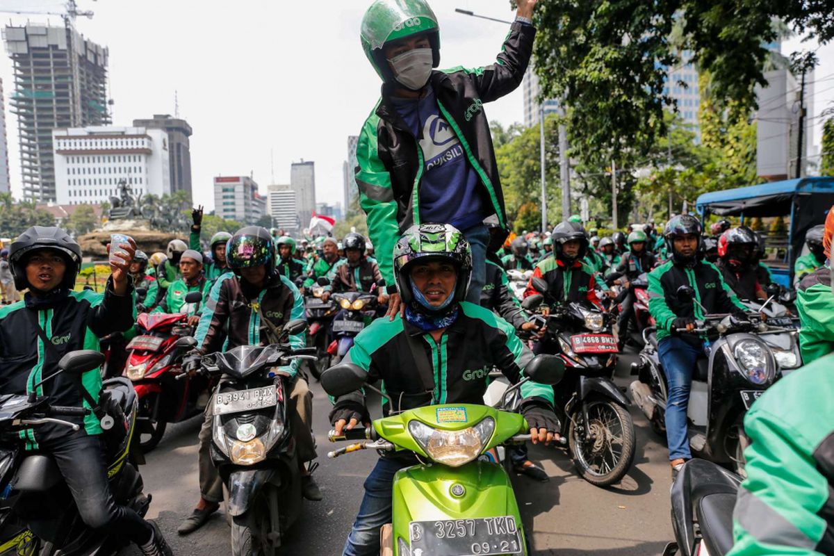 Pengemudi ojek online melakukan aksi unjuk rasa di depan Istana Negara, Jakarta Pusat, Selasa (27/3). Massa dari pengemudi ojek online menuntut pemerintah membantu untuk berdiskusi dengan perusahaan transportasi online agar merasionalkan tarif.