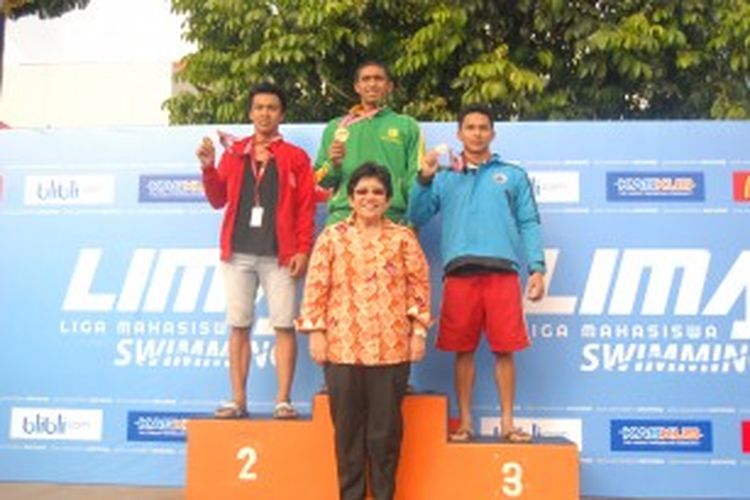Perenang Universitas Negeri Jakarta (UNJ), Gerdi Zulfitranto (tengah), memamerkan medali emas dari nomor 200 meter gaya dada putra Liga Mahasiswa Swimming 2013 di Kolam Renang Pertamina, Simprug, Jakarta Selatan, Sabtu (29/6/2013)..
