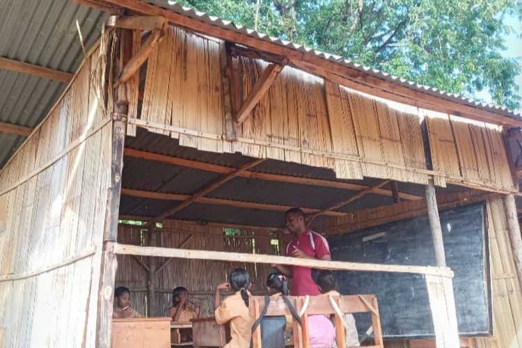 Foto: Para siswa SDN Sekolah Dasar Negeri (SDN) Kepiketik yang berada di Desa Mahekelan, Kecamatan Waigete, Kabupaten Sikka, NTT sedang mengikuti kegiatan belajar mengajar (KBM) di dalam ruangan kelas darurat.