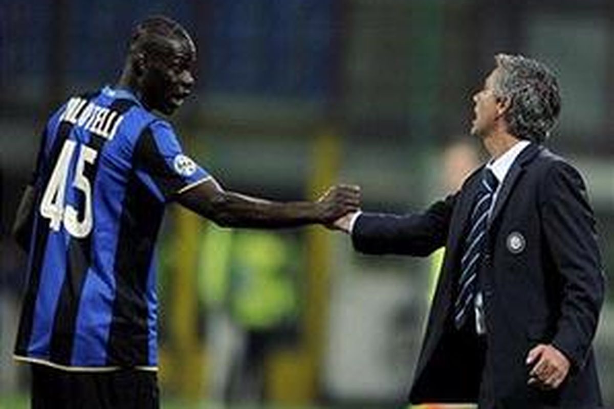 Mario Balotelli dan pelatih Inter Milan, Jose Mourinho.