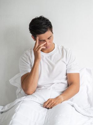 Mengantuk seharian tapi sulit tidur malam? Fenomena tired but wired bisa terjadi karena jam biologis kacau. Ini cara melatihnya kembali.