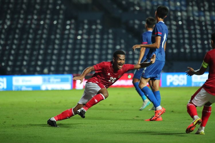 Ramai Rumakiek merayakan gol bagi timnas Indonesia ke gawang Taiwan pada laga leg pertama playoff Kualifikasi Piala Asia 2023 di Chang Arena, Buriram, Thailand, pada Kamis (7/10/2021). Ramai Rumakiek  tidak akan bermain pada semifinal Piala AFF 2020 leg pertama Singapura vs Indonesia karena akumulasi kartu kuning.