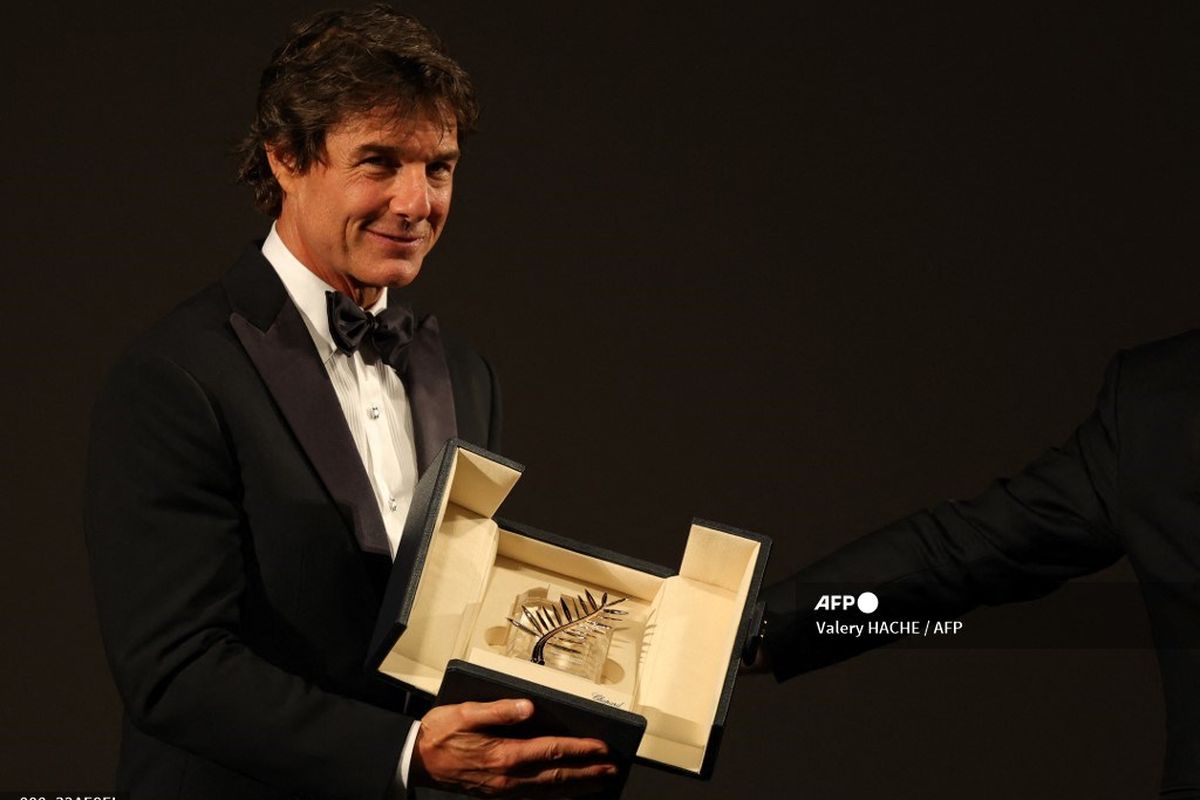 Aktor Tom Cruise menerima penghargaan Palme d'Or kehormatan menjelang pemutaran film Top Gun: Maverick di Festival Film Cannes di Cannes, Perancis, Rabu (18/5/2022). 