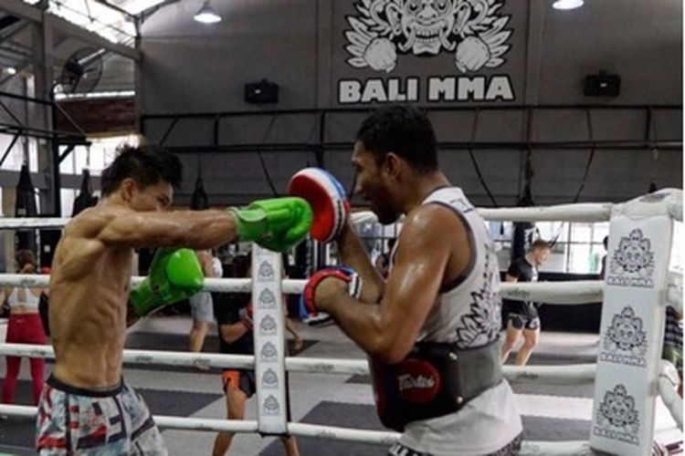 Petarung MMA asal Indonesia, Elipitua Siregar (kiri), terus bersiap jelang menghadapi Robin Catalan dari Filipina pada ajang ONE: Heavy Hitters.