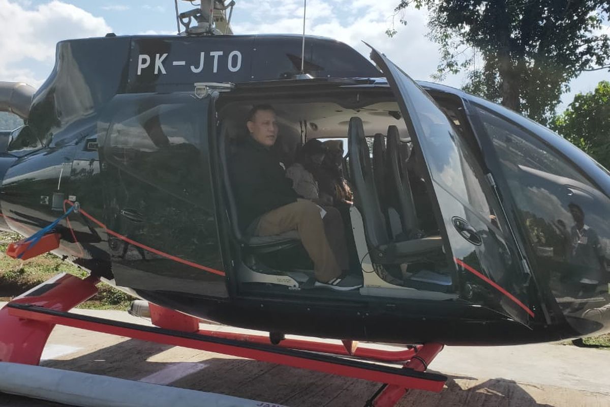 Ketua KPK Firli Bahuri menumpangi helikopter dalam perjalanannya di Sumatera Selatan, Sabtu (20/6/2020).