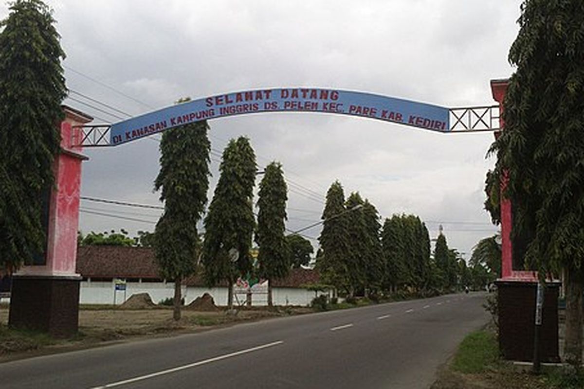 Gapura masuk menuju kawasan Kampung Inggris di Desa Pelem, Kecamatan Pare, Kabupaten Kediri, Jawa Timur.