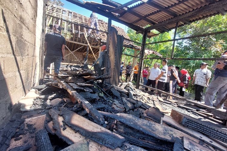 Bupati Semarang Ngesti Nugraha meninjau kebakaran yang menimpa 13 rumah di Desa Dadapayam, Kabupaten Semarang, Minggu (19/11/2023).