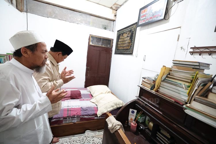 Kefua Umum Partai Gerindra Prabowo Subianto mendirikan shalat di kamar tidur almarhum KH Maimoen Zubair di sela-sela kunjungannya ke Pondok Pesantren Al-Anwar, Rembang, Kamis (5/5/2022)   