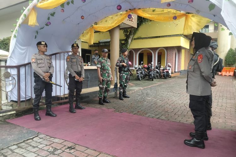 Aparat TNI Polri berjaga di gereja Maranatha Ambon saat perayaan ibadah Natal Minggu (25/12/2022)