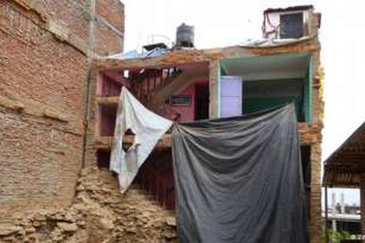 Distrik Sindhupalchowk, di sebelah timur Kathmandu, jadi salah satu daerah yang paling parah dilanda gempa. Sekarang kota Chautara yang penduduknya 15.000 orang ini masih tampak seperti ketika gempa bumi baru saja terjadi. 