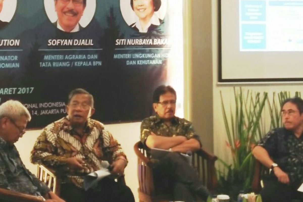 Menteri Koordinator Bidang Perekonomian, Darmin Nasution bersama Menteri Agraria dan Tata Ruang, Sofyan Djalil menghadiri diskusi reforma agraria dan perhutanan sosial di Jakarta, Minggu (26/3/2017).