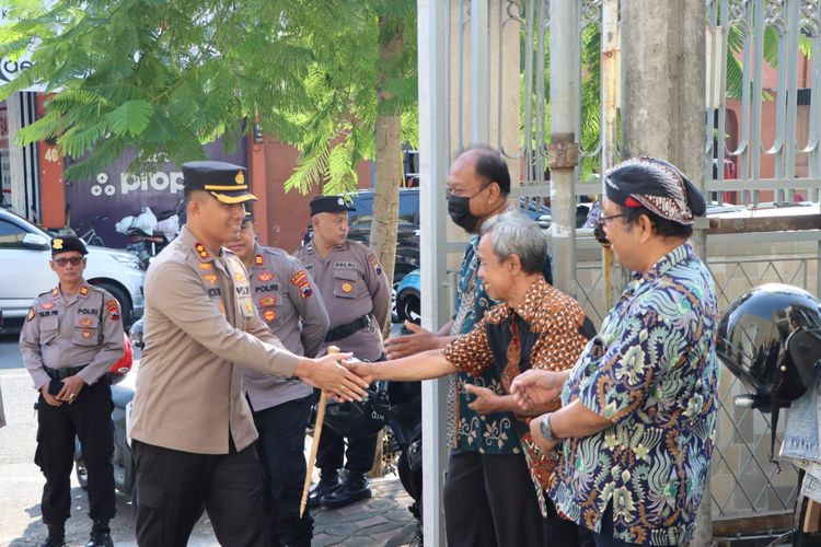 untuk memastikan dan menjamin kelancaran peribadatan, Kapolres AKBP Victor Ziliwu, turut meninjau langsung sejumlah gereja besar di Purworejo. 