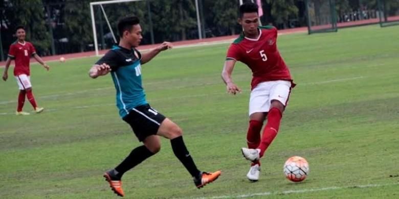 Pemain tim nasional Indonesia U-19, Bagas Adi Nugroho, berusaha melewati pemain UNY FC pada uji coba di Yogyakarta, Selasa (16/8/2016).