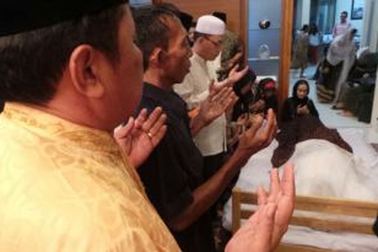 Pelayat membacakan doa untuk almarhum Prya Ramadhani di rumah duka, Jalan Benda II Nomor 9, RT 06 RW 01, Ciganjur, Jagakarsa, Jakarta Selatan, Jumat (7/3/2014).