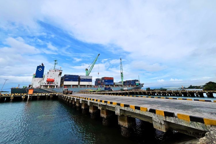 Anggrek Port, terletak di Pantai Utara Sulawesi, menjadi pintu gerbang penting bagi perdagangan antara Gorontalo dan negara-negara Asia Timur