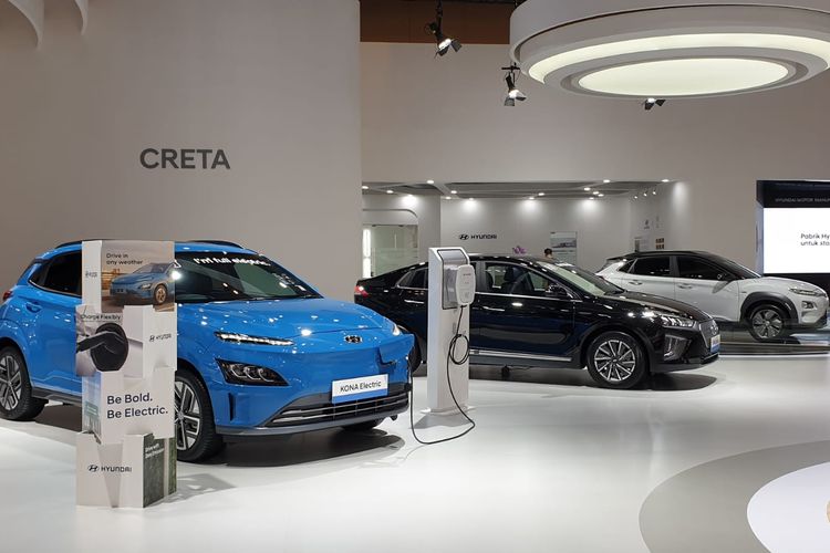 Booth Hyundai di GIIAS 2021 yang menampilan deretan mobil listrik seperti Kona EV dan Ioniq EV.