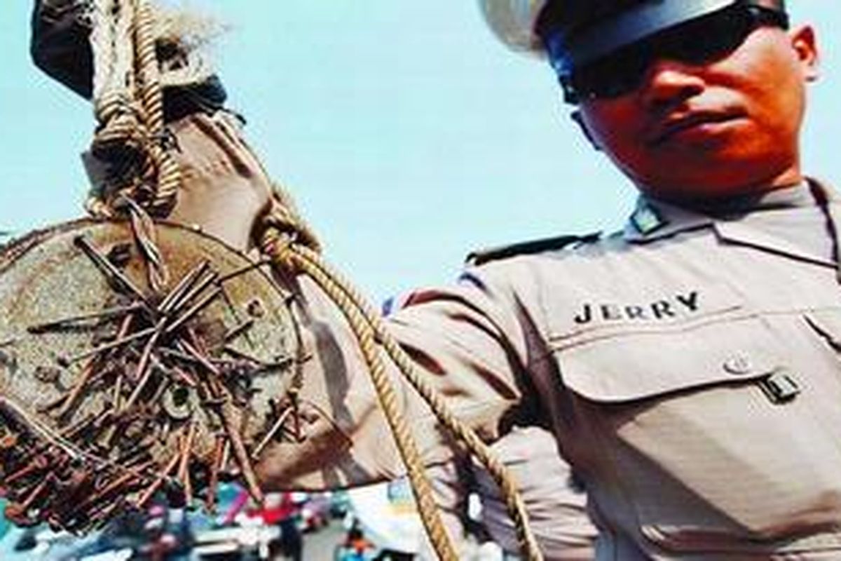Anggota Satuan Patwal Polda Metro Jaya menunjukkan ranjau-ranjau paku yang diperoleh dari ruas Jalan Gerbang Pemuda, Jakarta Selatan, Kamis (29/5/2011). Dalam sehari operasi, polisi berhasil mengumpulkan lebih dari satu kilogram ranjau paku dari jalan raya. Selain membahayakan pengguna jalan, ranjau paku juga untuk tindak kriminalitas.