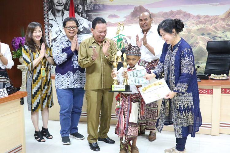 Archangels Hendrik Meo Tnunay alias Nono, siswa SD Inpres Buraen 2,Kecamatan Amarasi Selatan, Kabupaten Kupang, Nusa Tenggara Timur (NTT), menerima penghargaan atas prestasinya menjadi juara dunia Abacus Brain Gym (ABG) International Mathematics Competition