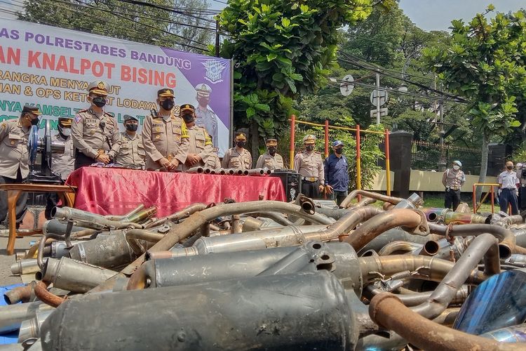 Satuan Lalu Lintas Polrestabes Bandung mengamankan 1.743 knalpot bising yang tidak sesuai dengan pabrikan kendaraan roda dua. Ribuan knalpot tersebut merupakan hasil penindakan selama bulan Januari hingga Maret 2022 yang kini dimusnahkan agar Bandung Bebas dari Kebisingan