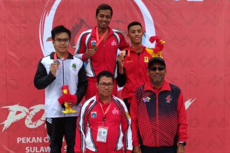 Salah satu penyumbang emas DKI  adalah perenang nasional, I Gede Siman Sudartawa yang  menjadi yang tercepat di nomor 100 meter gaya punggung putra dengan catatan 59,54 detik. Peringkat dua Kevin Valiant (Banten) 01.03,49 detik dan ketiga Aldo Fakhrozi (Sumbar) 01.03,74 detik.