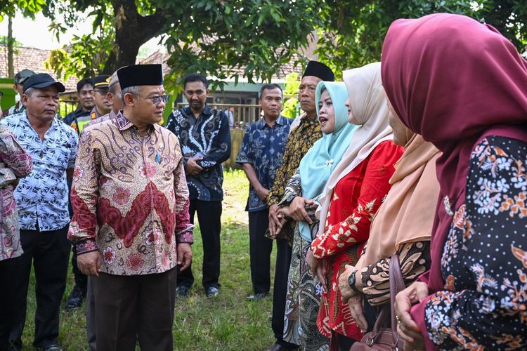 Kisah Sitimah, 22 Tahun Jadi Guru Tempuh 4 Jam Perjalanan ke Sekolah