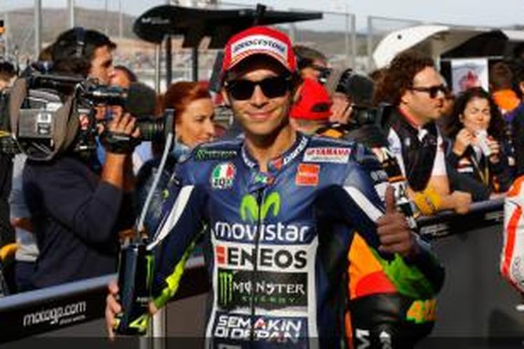 Pebalap Movistar Yamaha asal Italia, Valentino Rossi, berpose setelah mencatat waktu tercepat pada sesi kualifikasi GP Valencia yang berlangsung di Sirkuit Valencia, Sabtu (8/11/2014).