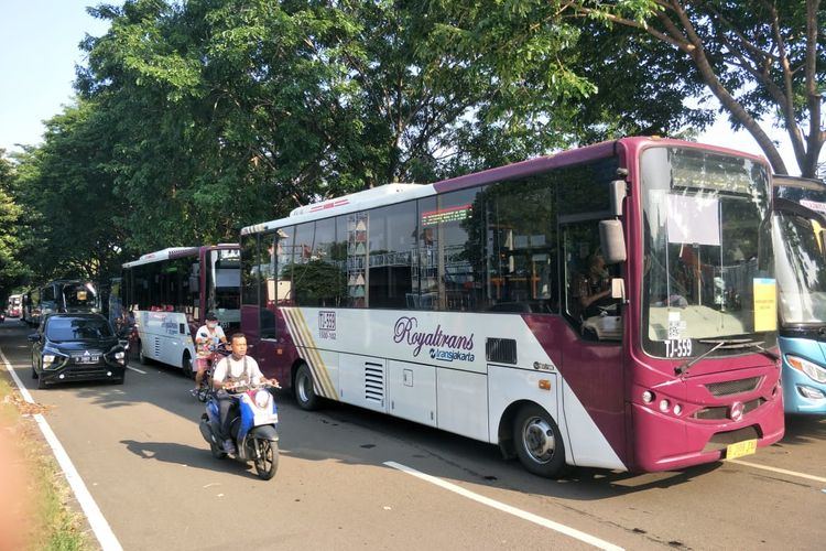 Antrean Bus pengangkut penonton Formula E mengular di kawasan JiExpo Kemayoran, Jakarta Pusat, Sabtu (4/6/2022).