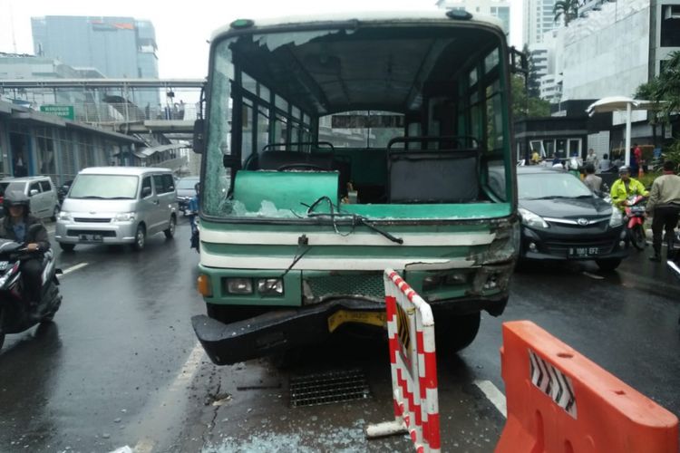 Kopaja P20 yang menabrak Honda HRV di Jalan HR Rasuna Said, Kuningan, Jakarta Selatan, Kamis (26/4/2018).