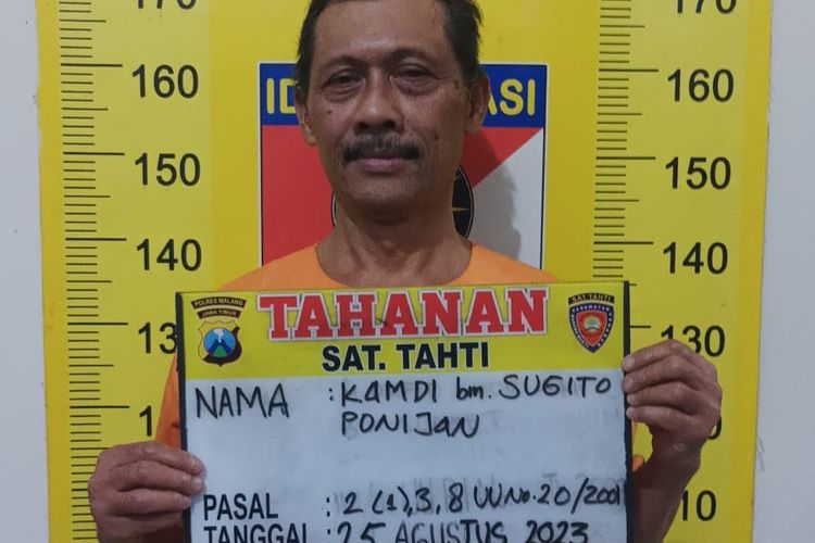 Mantan Kepala Desa Kedungbanteng, Kecamatan Sumbermanjing Wetan, Kabupaten Malang, Kamdi (59) saat menjalani pemeriksaan di Mapolres Malang.