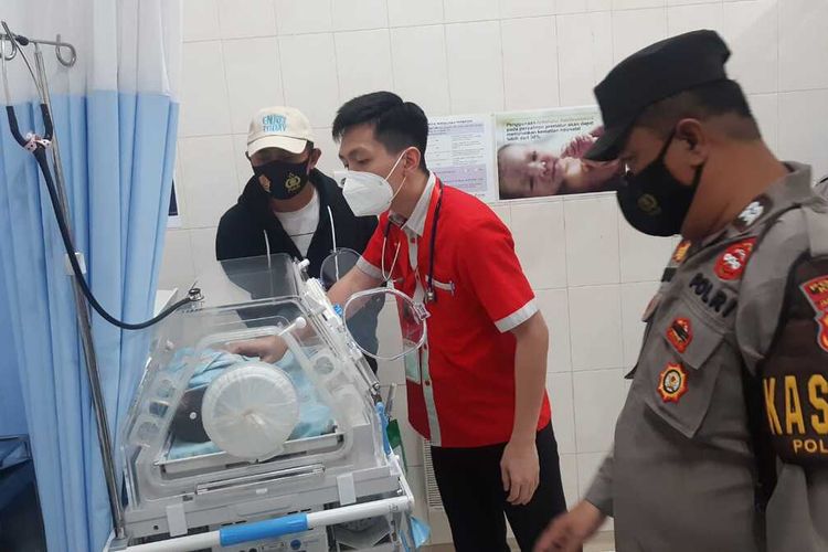 Bayi terbungkus plastik hitam yang ditemukan di seberang Kantor Balai Desa Tanjungkarang, Kecamatan Jati, Kabupaten Kudus, Jawa Tengah dirawat di RS Mardi Rahayu Kudus, Jumat (23/12/2022).