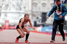 Atlet Inggris Merangkak Masuk Finish London Marathon