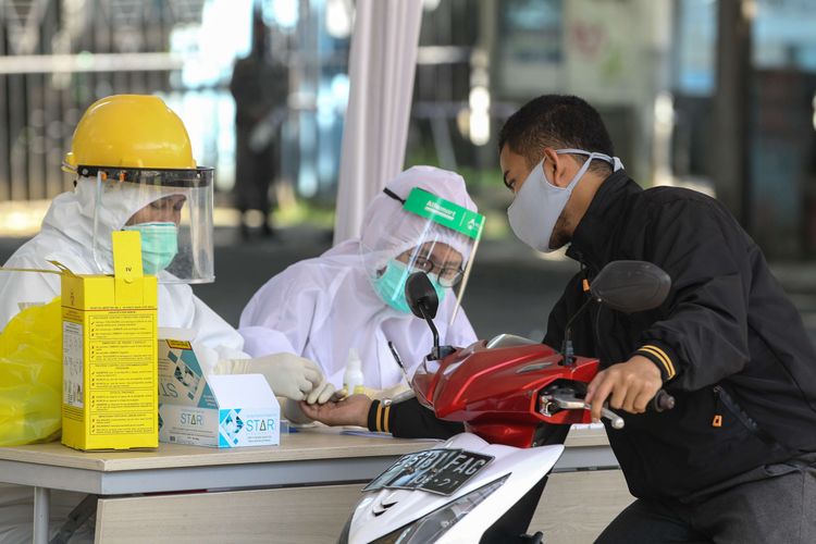 Petugas medis Dinas Kesehatan Kota Bogor melakukan rapid test Covid-19 massal di GOR Pajajaran Bogor, Sabtu (16/5/2020). Rapid test massal guna mencegah penyebaran virus Covid-19.