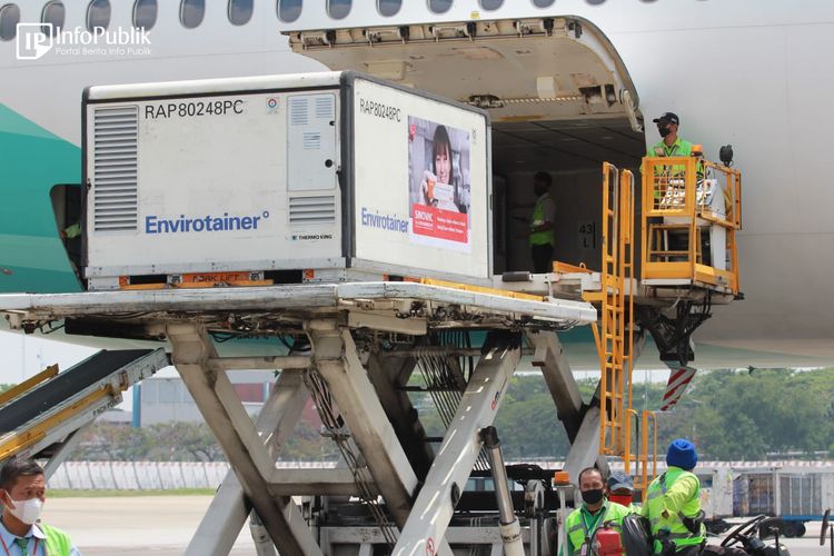 Sebanyak 5 juta dosis vaksin Sinovac tiba di Indonesia melalui Bandara Soekarno-Hatta, Senin (16/8/2021).