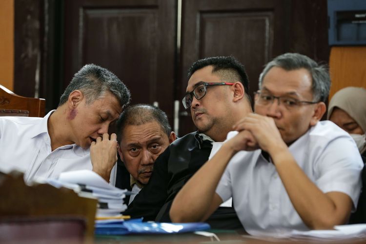 Terdakwa mantan Kepala Biro Pengamanan Internal (Karo Paminal), Hendra Kurniawan (kiri) dan mantan Kepala Detasemen (Kaden) A Biro Paminal Divisi Propam Polri, Agus Nutpatria  menjalani sidang obstruction of justice terkait kasus kematian Brigadir Nofriansyah Yosua Hutabarat atau Brigadir J di Pengadilan Negeri Jakarta Selatan, Kamis (15/12/2022).