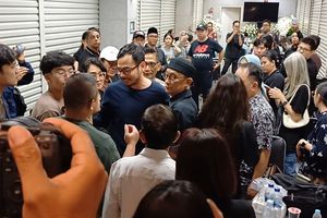 Momen Surya Sahetapy Tiba di Rumah Duka Ray Sahetapy