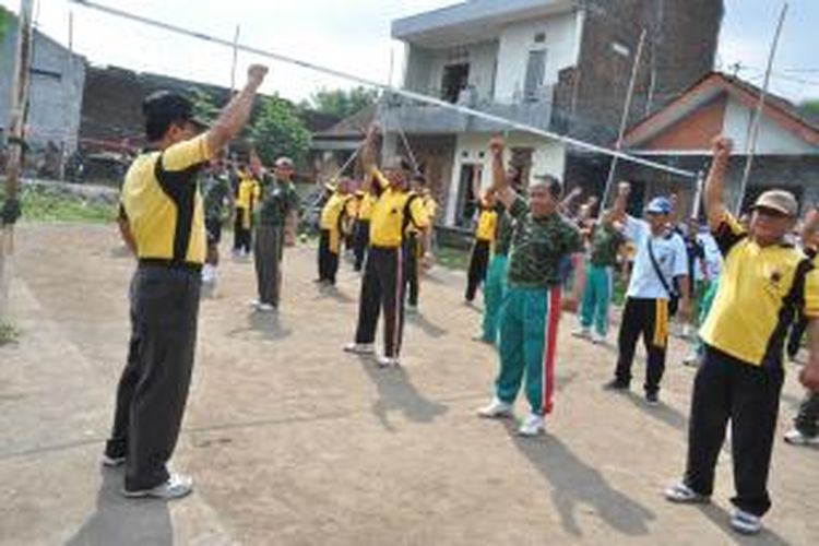 Puluhan anggota TNI dan Polri berbaur dengan masyarakat melakukan senam bersama di lapangan RT 12 RW 1 Kelurahan Ungaran, Jumat (28/11/2014). 