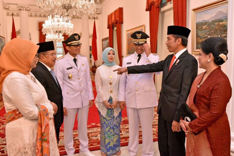 Presiden Joko Widodo berbincang dengan Ketua Umum Gerindra Prabowo Subianto serta Gubernur dan Wakil Gubernur DKI Jakarta Anies Baswedan dan Sandiaga Uno di Istana Negara, Senin (16/10/2017).