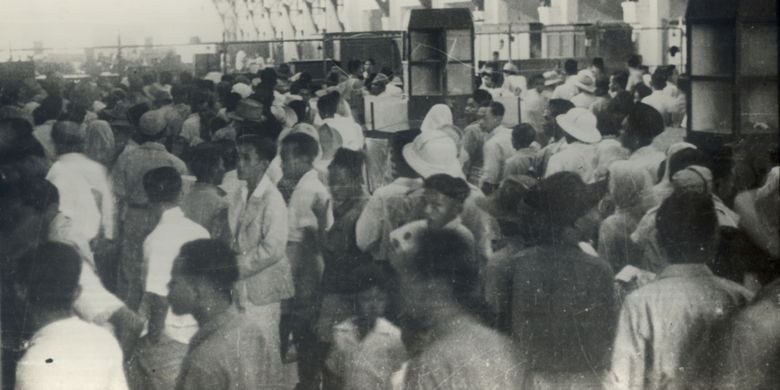 Kesibukan Rakyat Menukarkan Uang Jepang Dengan Uang Republik di Kantor Pos Pasar Baru dan di Bank Negara Indonesia Menteng Raya Tgl 29 October 1946 