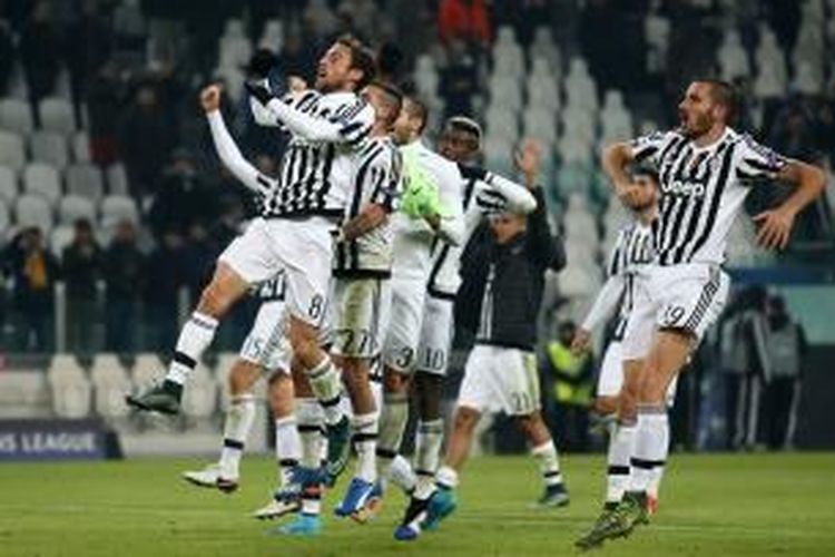 Gelandang Juventus, Claudio Marchisio (kiri), merayakan kemenangan atas Manchester City besama rekan-rekan setimnya di Stadion Juventus, Rabu (25/11/2015) waktu setempat atau Rabu dini hari WIB.