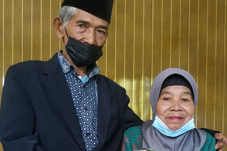 Pasangan suami istri asal Klaten, Jawa Tengah, Rumpyuh Tarno Sukarto (93) dan Sulami (70) usai melangsungkan pernikan di Kantor Urusan Agama (KUA) Kecamatan Kemalang, Kabupaten Klaten, Jawa Tengah pada Jumat (3/6/2022).