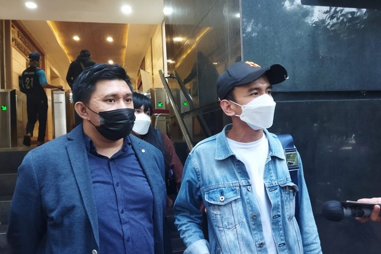 Pegiat media sosial Adam Deni dan Machi Achmad saat ditemui di Ditreskrimum Polda Metro Jaya, Senin (10/1/2022). 