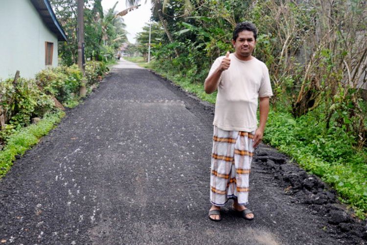 Nor Muhamad Roslam Harun (40) warga Kampung Padang Luas, Jerteh, Malaysia, yang membuat 11 polisi tidur di jalan samping rumahnya, berpose setelah menghancurkan semua polisi tidur itu usai dikomplain warga.